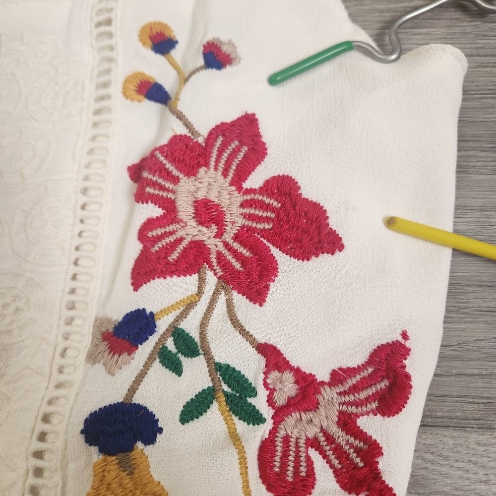 Guess White Shorts Bib Jumper‎ Size 4 Embroidered Y2K Floral Lightweight  Eyelet - Picture 8 of 14